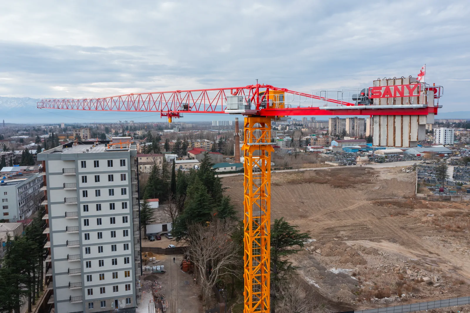 ამწე თეთრ კორპუსთან