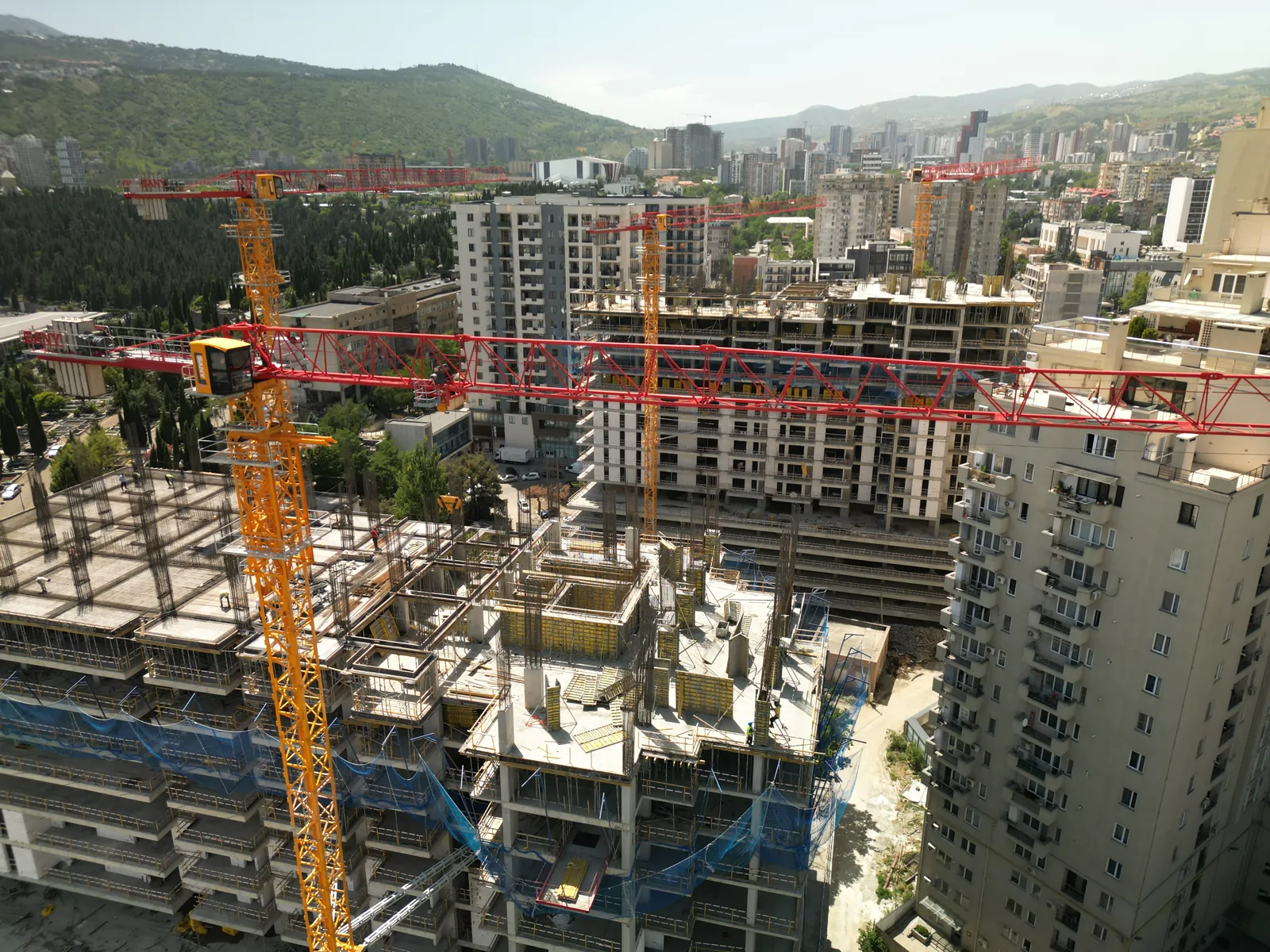 წითელი ისარი ობიექტის თავზე
