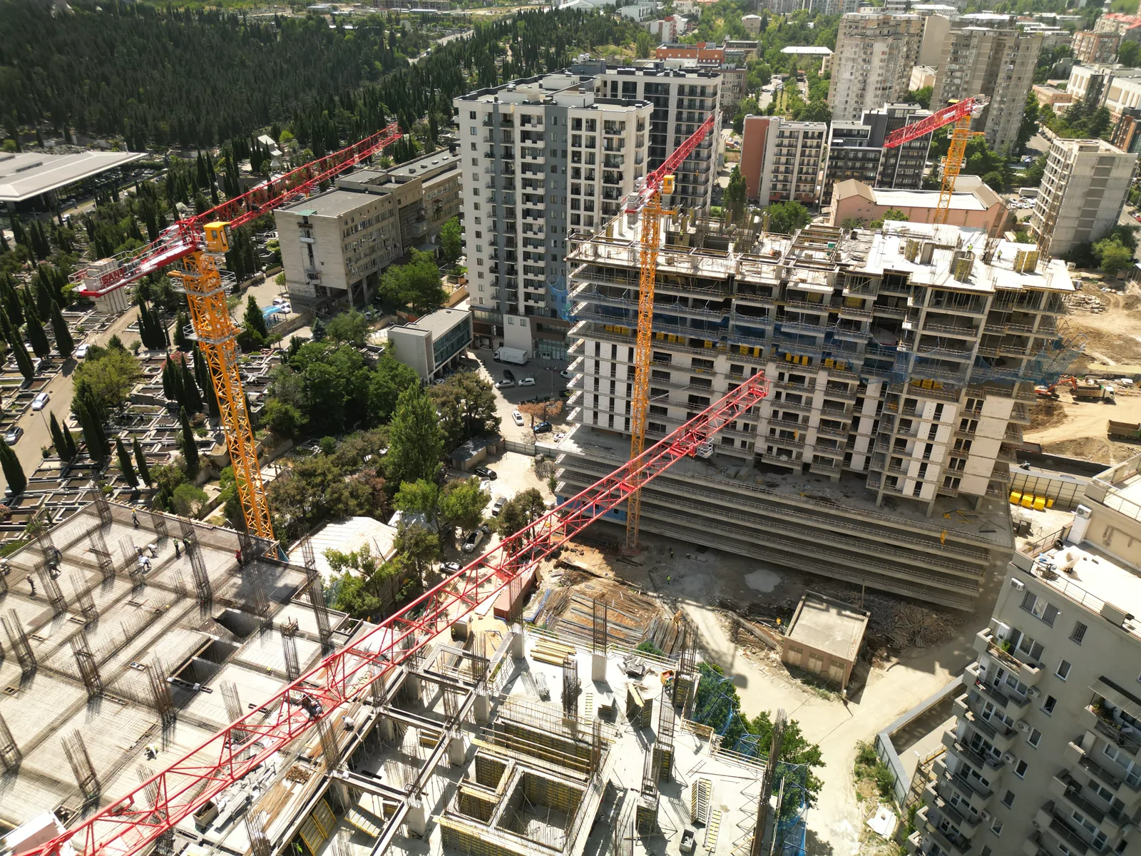 მეტროპოლ ყავთარაძე, თბილისი — 4 SANY Flat Top ამწე ერთ ობიექტზე